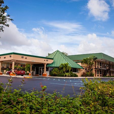 Super 8 By Wyndham North Palm Beach Motel Exterior photo