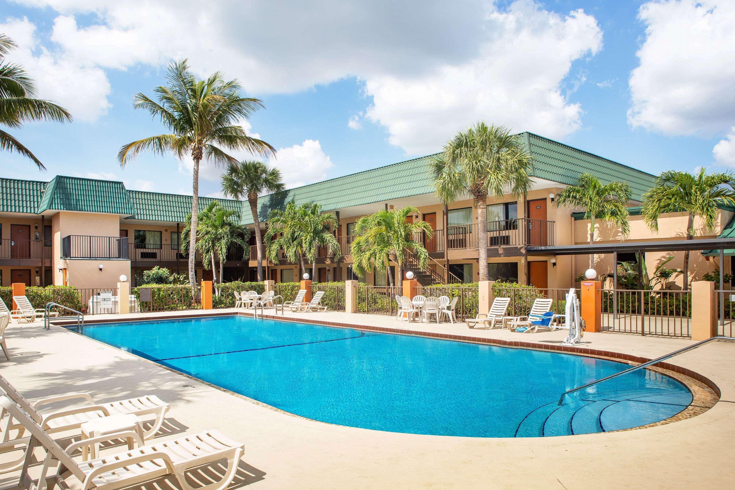 Super 8 By Wyndham North Palm Beach Motel Exterior photo