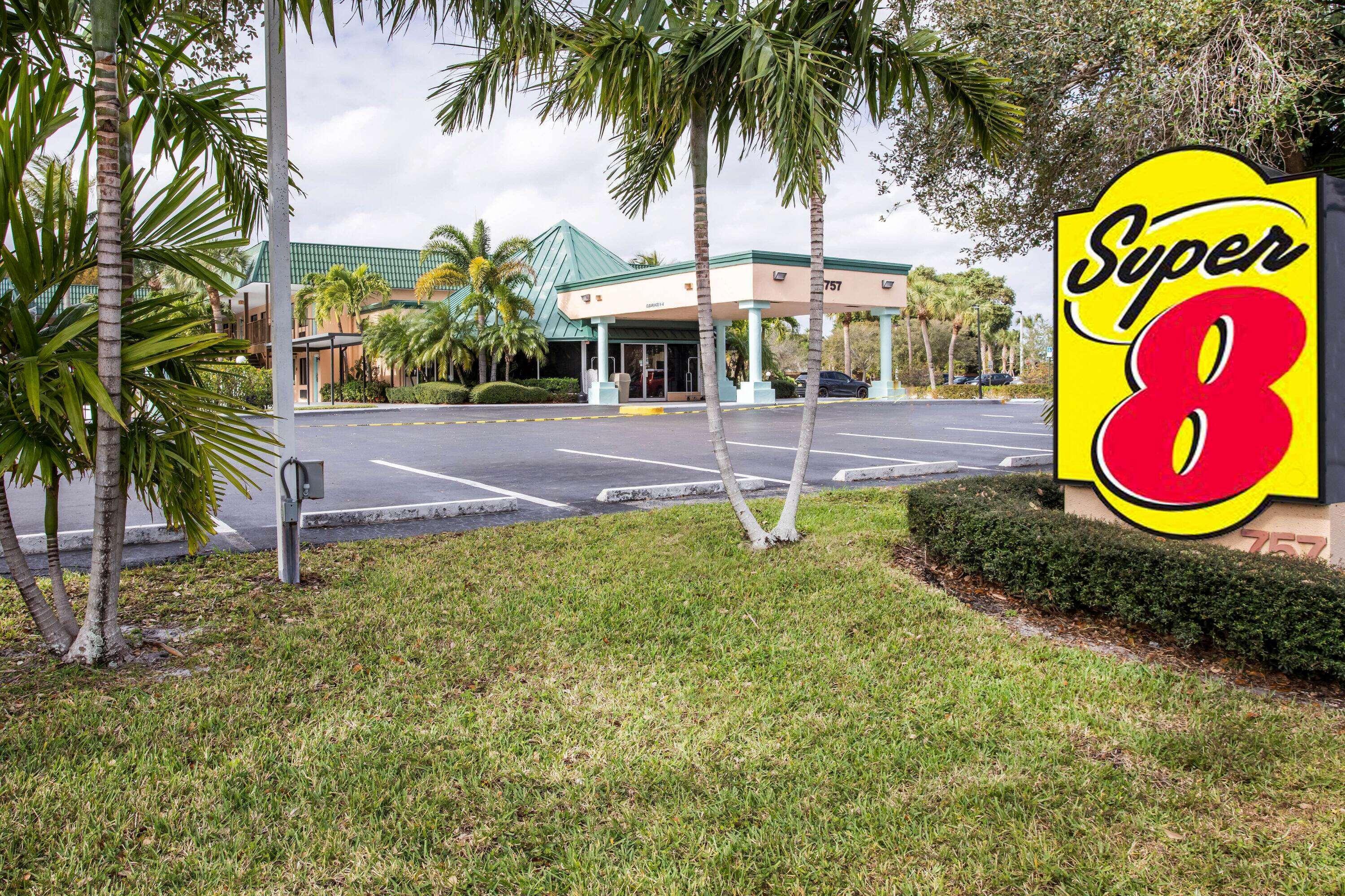 Super 8 By Wyndham North Palm Beach Motel Exterior photo