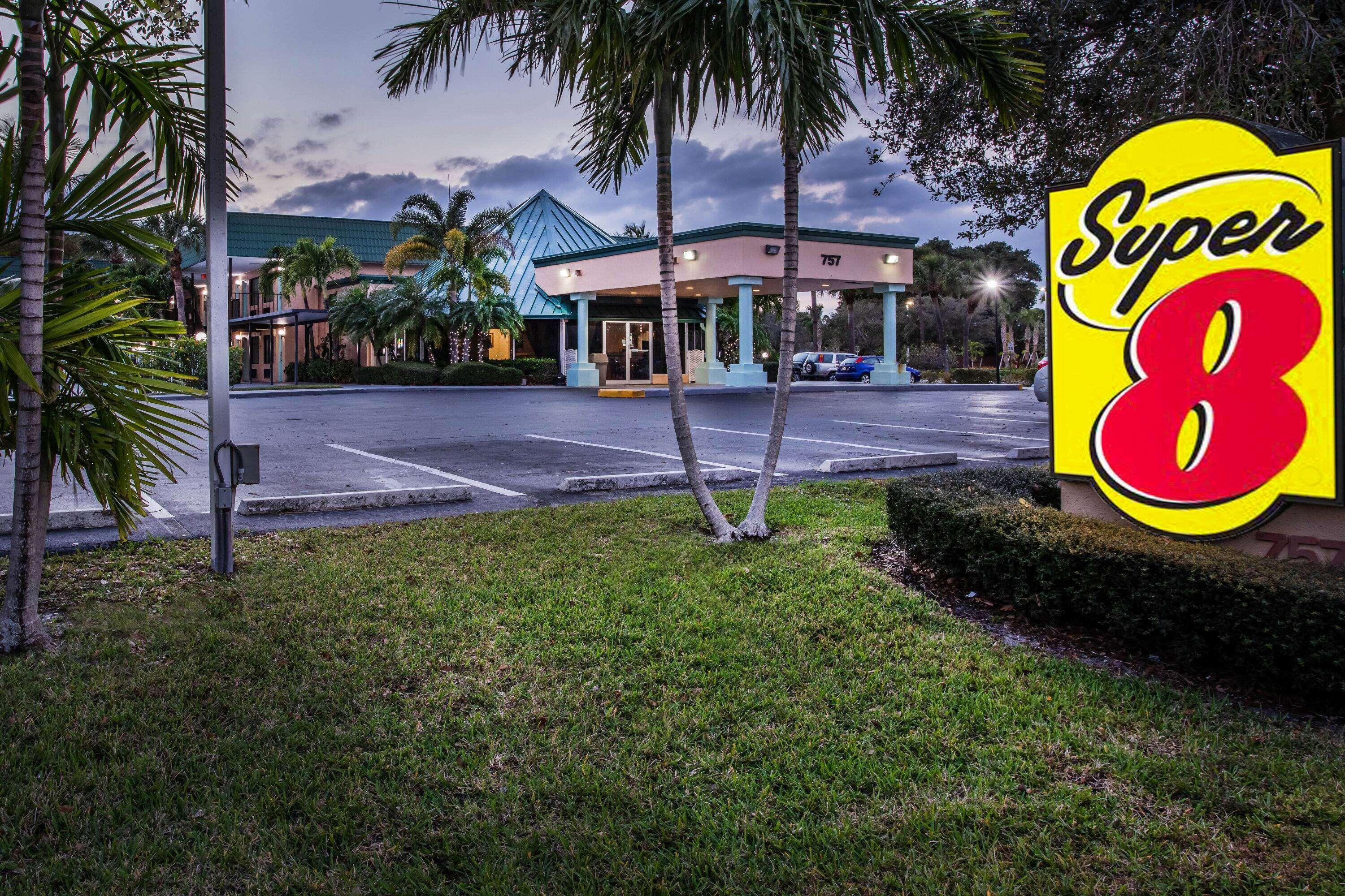 Super 8 By Wyndham North Palm Beach Motel Exterior photo