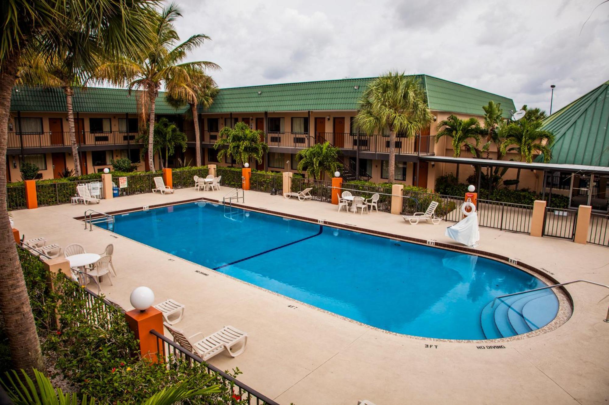 Super 8 By Wyndham North Palm Beach Motel Exterior photo