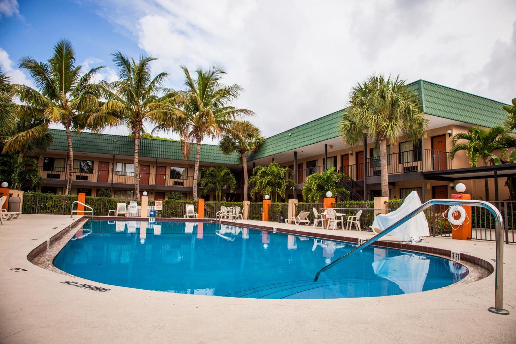 Super 8 By Wyndham North Palm Beach Motel Exterior photo